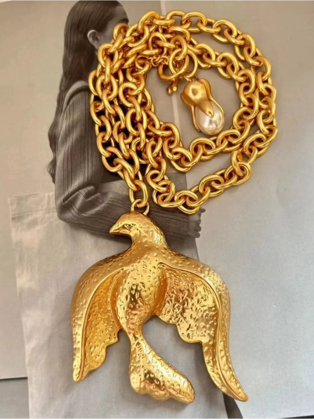 N/A elegant gold